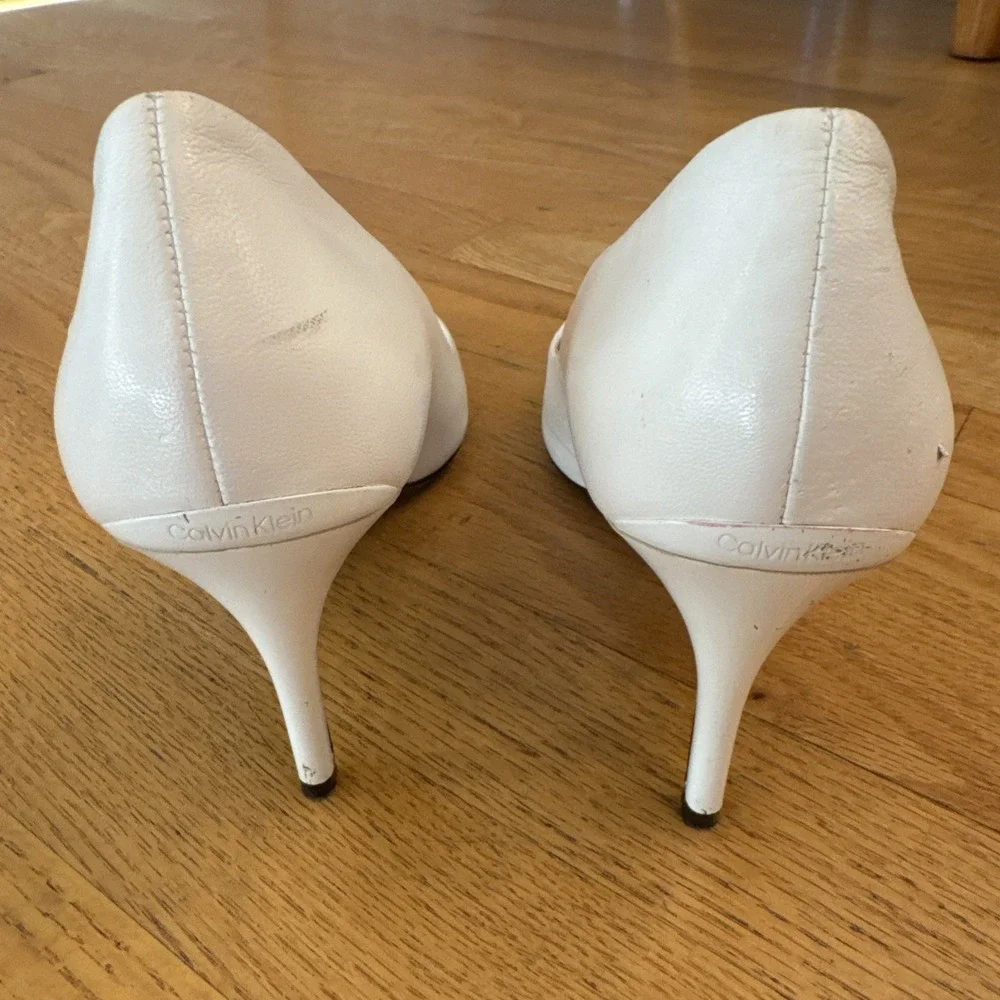 CALVIN KLEIN Ronna White 7M Pointed Toe Pump Heels